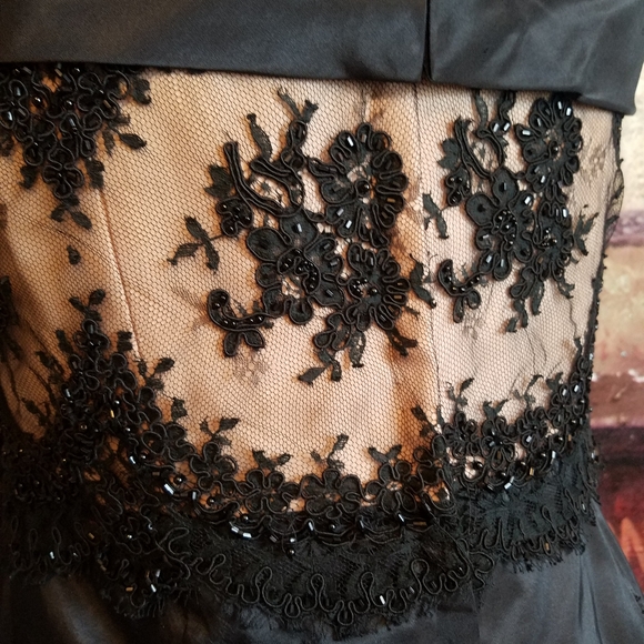 Strapless hand sewn silk gown with rose accent - Picture 14 of 16